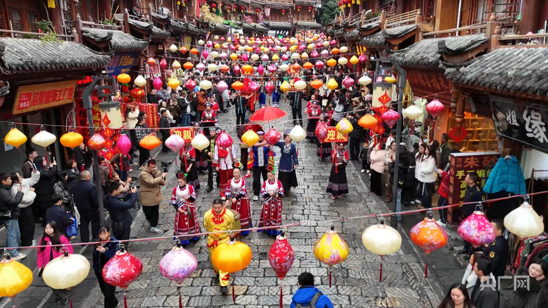 特色民俗展演让石板街热闹欢腾（央广网发 都匀市融媒体中心供图）