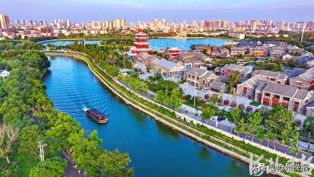 近日,游船行驶在大运河沧州中心城区段。河北日报记者 张昊摄