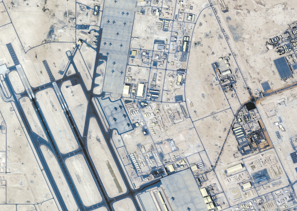 1月25日拍摄的卡塔尔乌代德空军基地卫星影像显示，停机坪上KC-135加油机的数量从16日的5架增至14架。（觅熵科技）