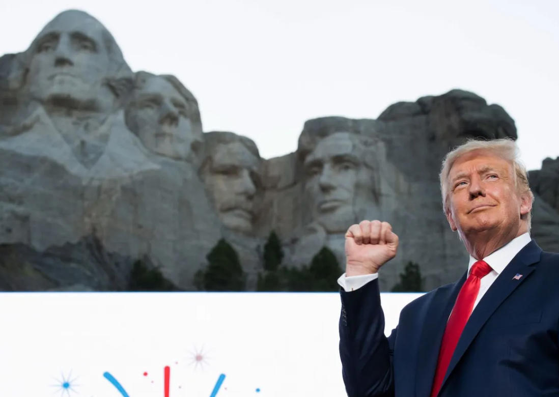 2020年7月3日，特朗普在拉什莫尔山国家纪念公园参加活动。