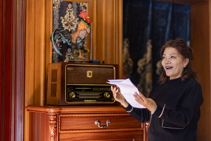 藏族女高音歌唱家巴桑在家中练声（2025年11月6日摄）。新华社记者 姜帆 摄