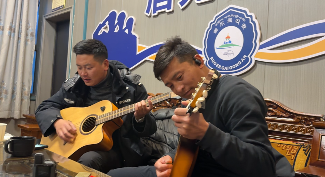 图|2025年4月,额旺格拉(右)休息之余和战友弹琴唱歌。