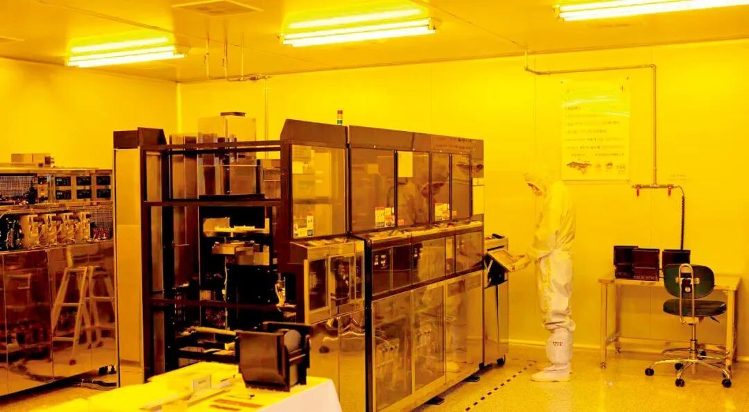 韩国忠北半导体高中的实训室内,操作主谈主员在进行半导体制造工序中的蚀刻。图/忠北半导体高中供