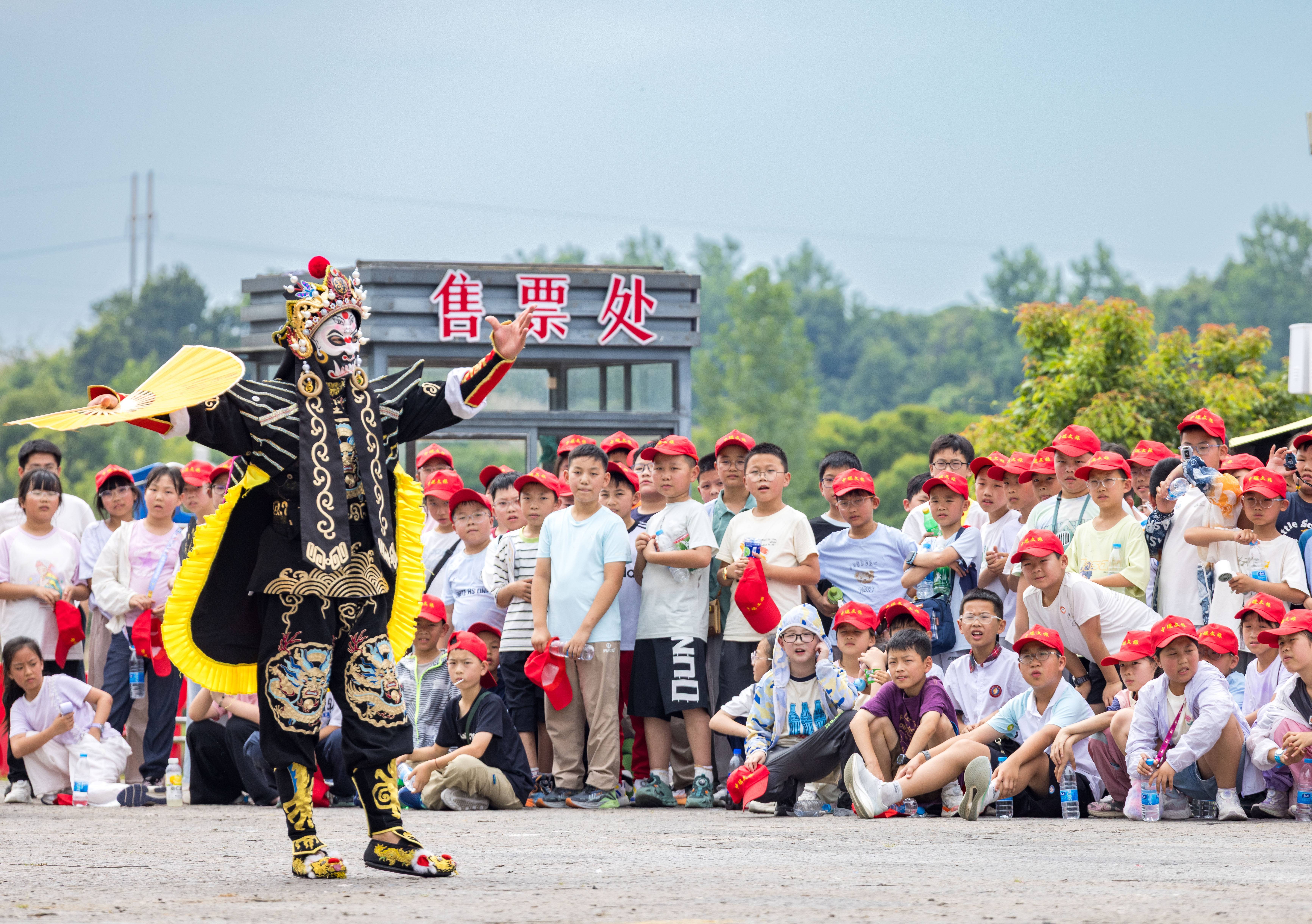 位于蕲春县蕲州镇赤龙湖畔的李时珍文化旅游区，每天都会上演各类非遗表演，吸引前来研学的中小学生驻足围观。（湖北日报全媒记者 成熔兴 摄）