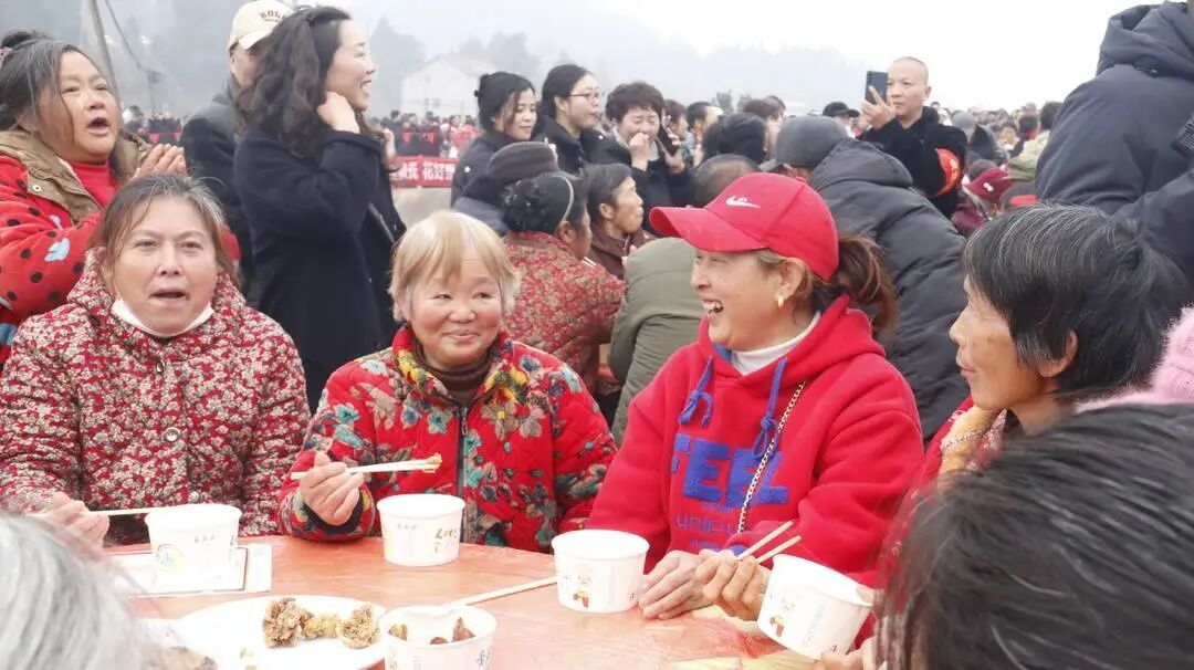 等待开席的到场群众。杨玲 摄