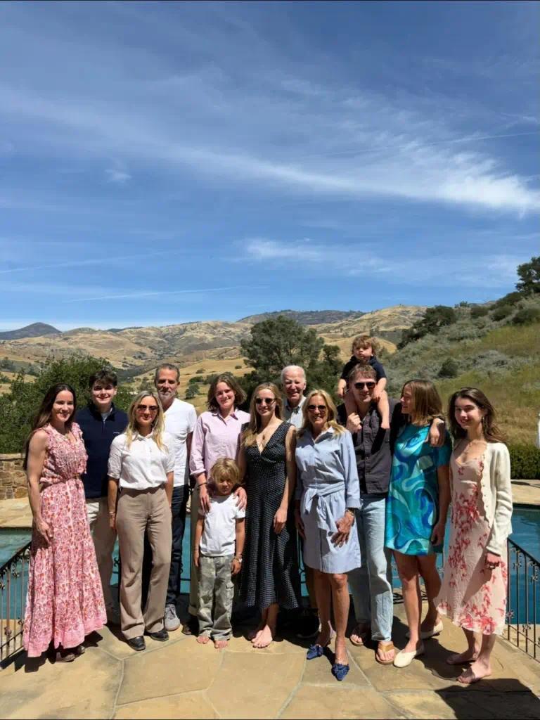 拜登一家在复活节期间齐聚富商乔·基亚尼的住处。《纽约邮报》