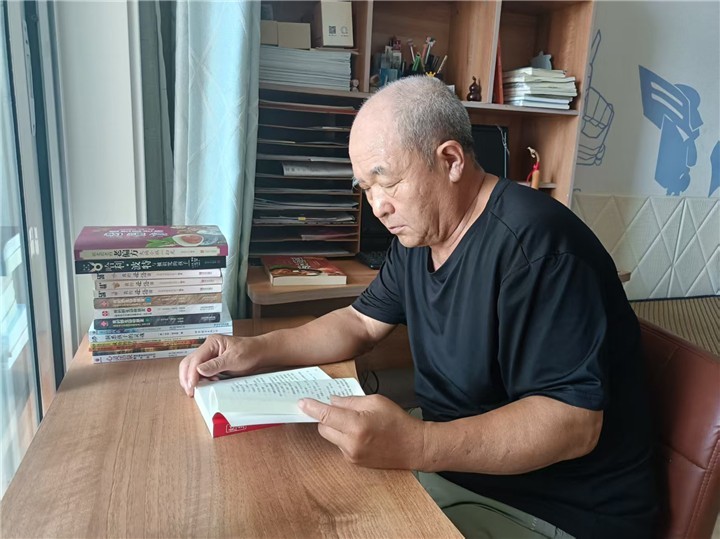 3.赵友喜在阅读.jpg