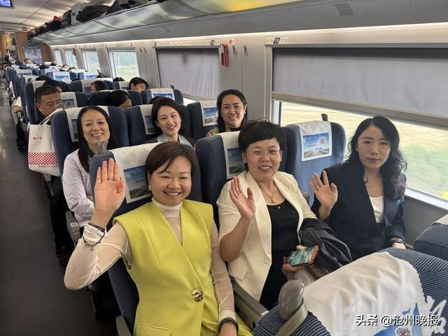 9月28日8时多，在首班复兴号G8854次列车上，旅客正在挥手示意。河北日报记者 吕若汐摄