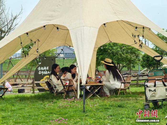 4月24日，游人在彩陶源村的生态营地休息。　张雪盈 摄