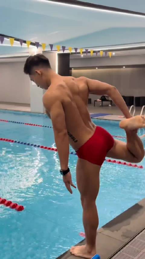 肌肉黑皮汉子游泳前热身动作