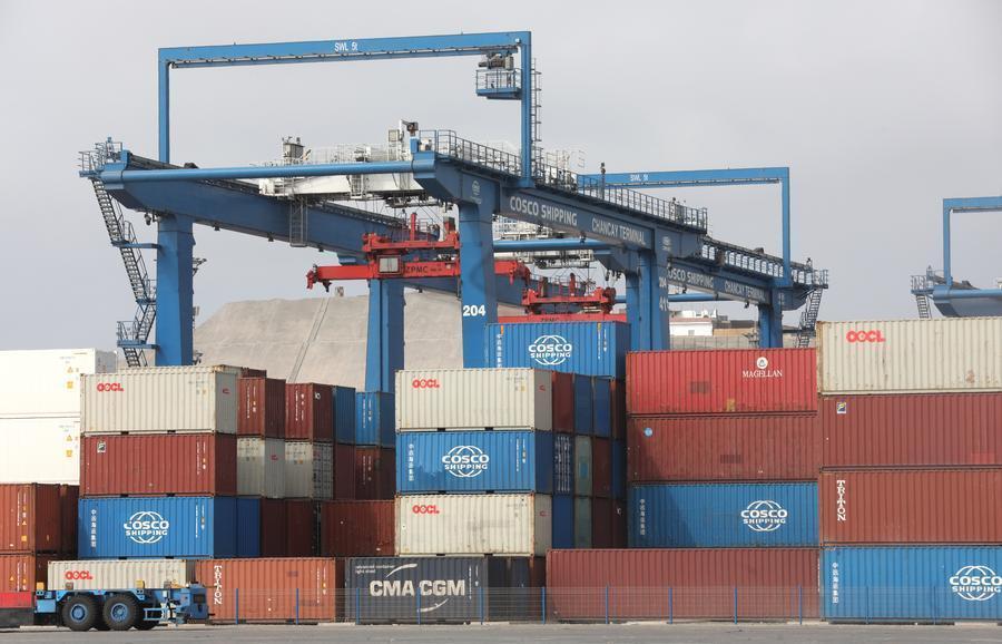 这是2025年12月2日拍摄的摆放在秘鲁钱凯港码头的集装箱。新华社发（玛丽安娜&middot;巴索摄）