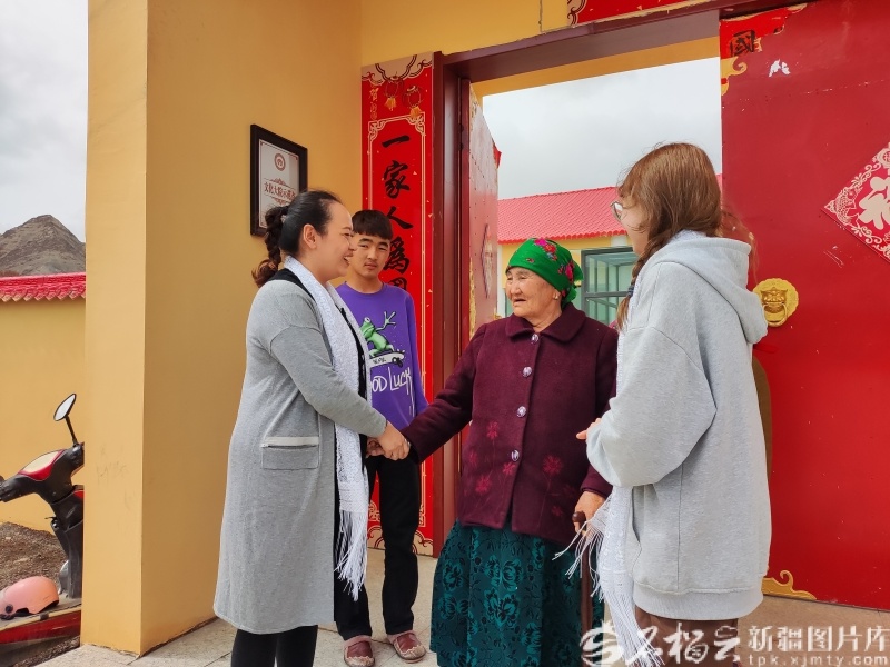 2024年4月30日，伊犁师范大学大学生解说团指导教师马丽（左一）带领学生来到乌恰县吉根乡，走访“人民楷模”布茹玛汗&middot;毛勒朵。赵春阳摄