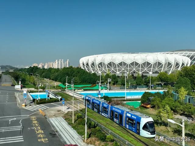 “光谷量子号”有轨电车驶过光谷国际网球中心