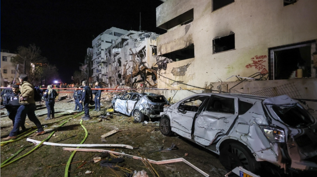 3月3日,伊朗导弹碎片坠落致以色列街头,对一栋建筑物造成了损坏。(图源:土耳其阿纳多卢通讯社)