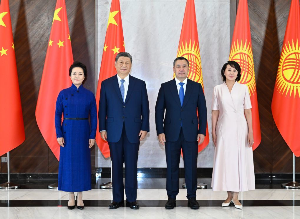 当地时间8月31日上午,吉尔吉斯斯坦总统扎帕罗夫同中国国家主席习近平在比什凯克和谐宫举行会谈。这是习近平和夫人彭丽媛同扎帕罗夫和夫人扎帕罗娃在两国国旗前合影。新华社记者 燕雁 摄