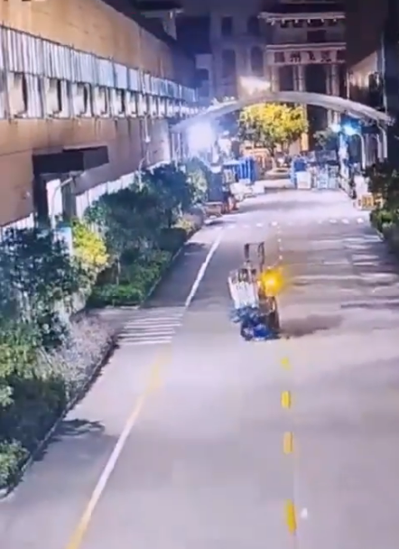 男子边走边低头看手机 误入叉车盲区惨遭碾压 网友：这就是拿命在玩