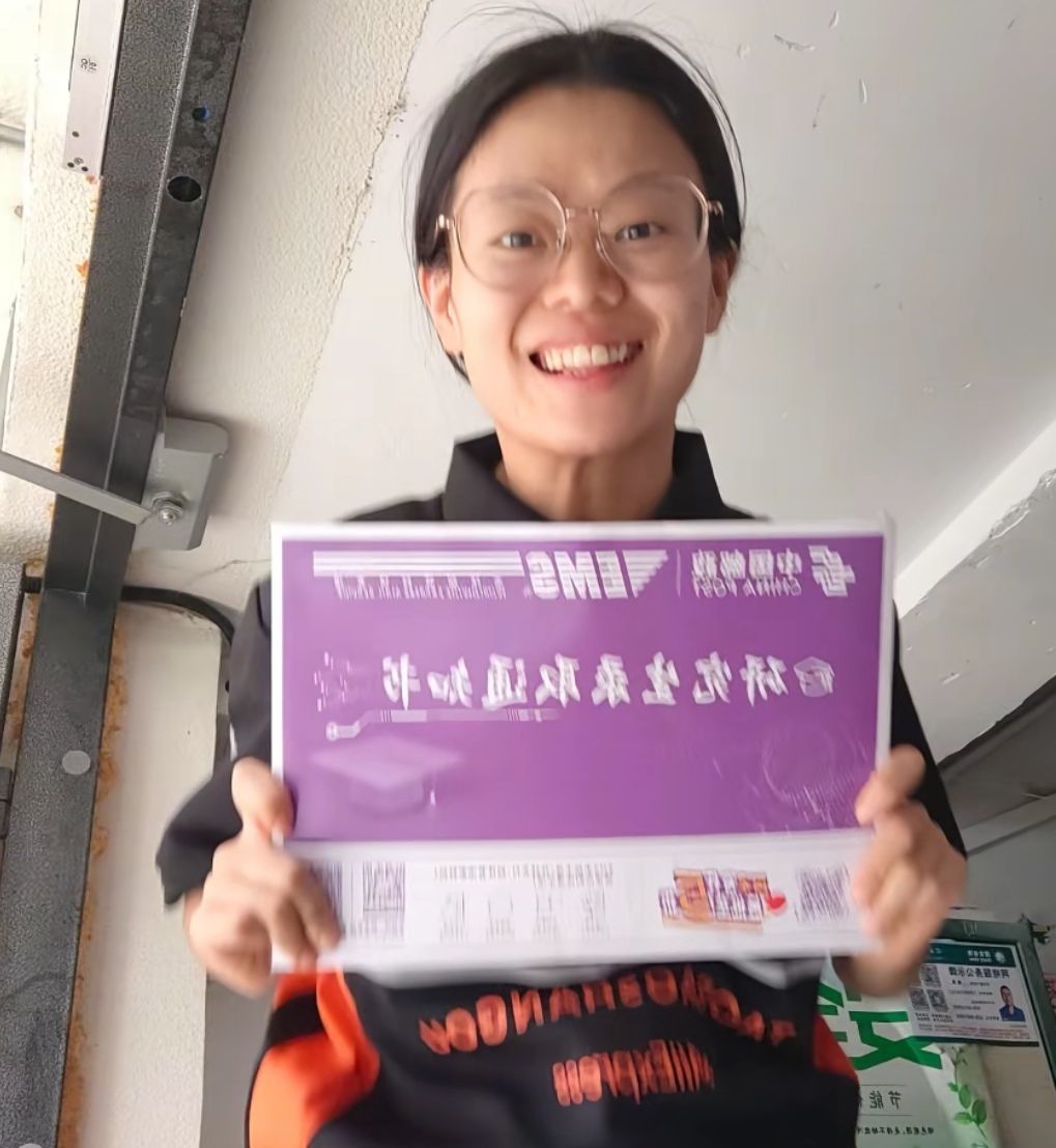 △唐恬迪收到录取通知书。
