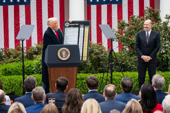 这张照片拍摄于去年 4 月特朗普在白宫宣布关税政策的现场。在重返白宫的第一年里,他将重点放在加征关税上,而经济学家早已警告,这一政策会推高物价。