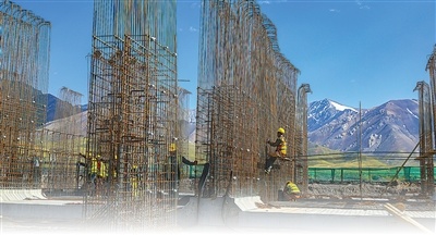 中国铁路建设者在海拔3500米地区作业。任卫云摄