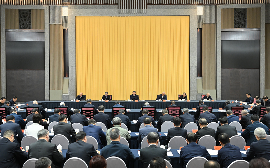 4月30日上午，中共中央总书记、国家主席、中央军委主席习近平在上海出席加强基础研究座谈会并发表重要讲话。