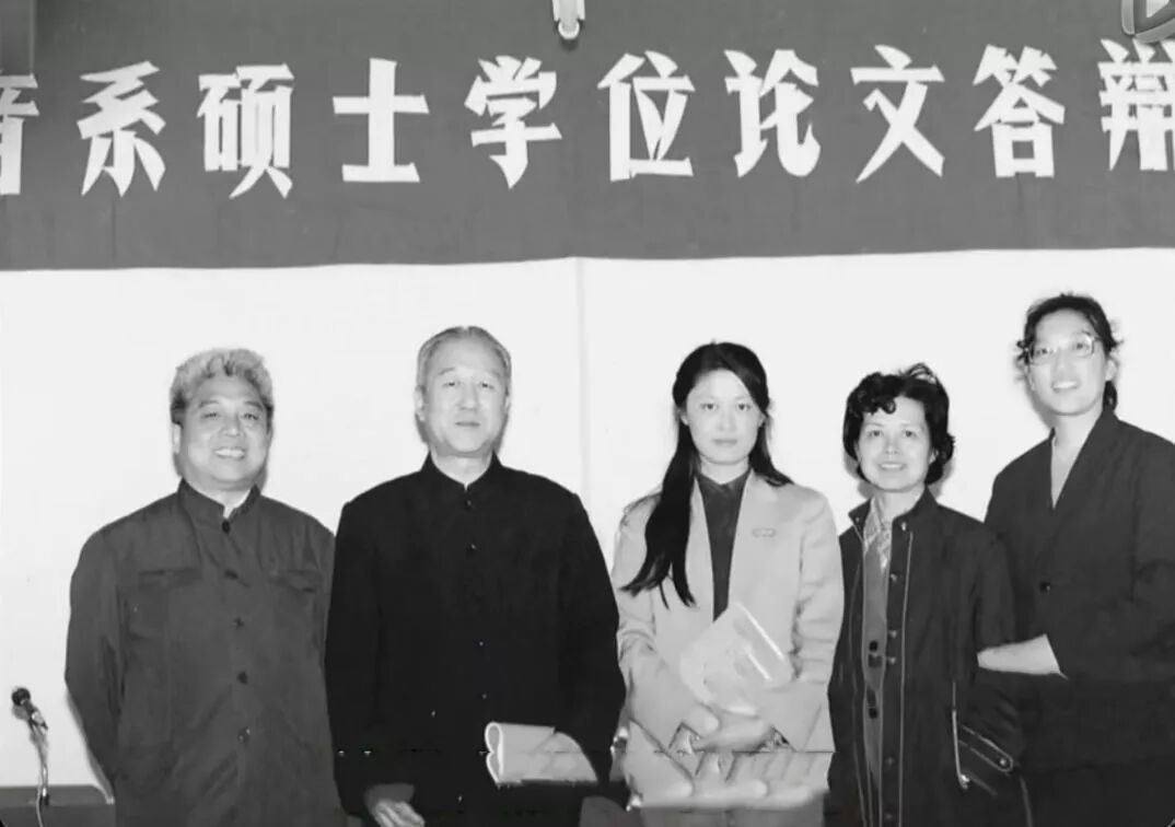 敬一丹(中)完成硕士学位论文答辩