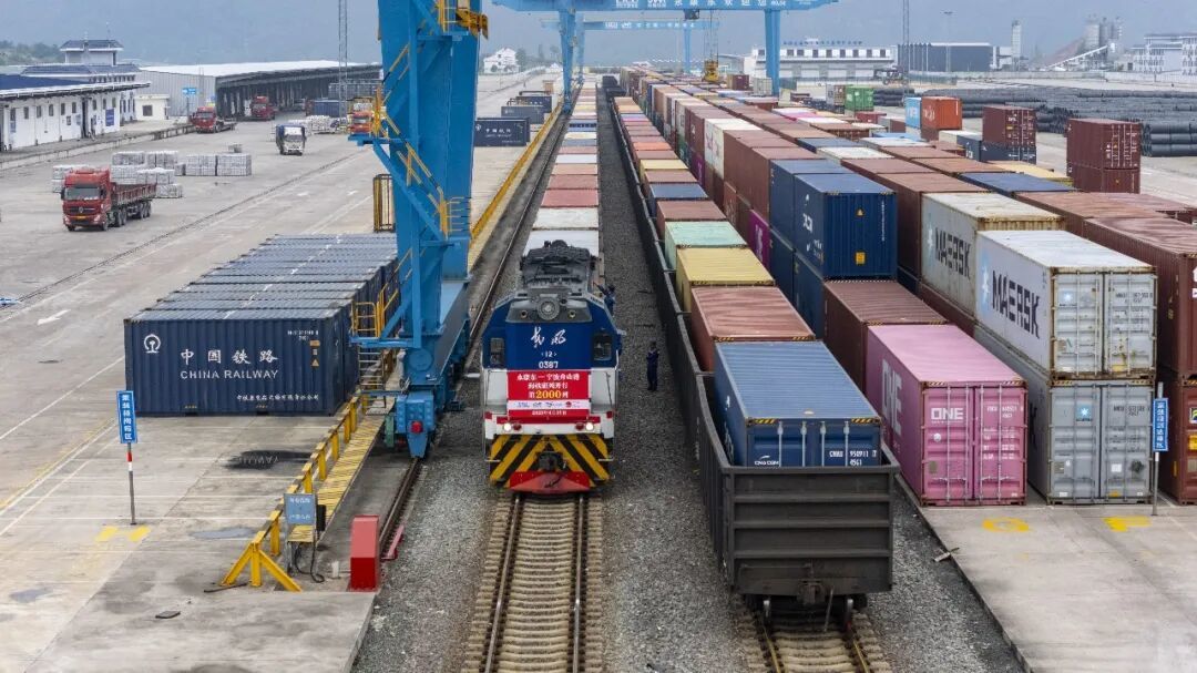 4月15日，一列满载五金产品的海铁联运班列从浙江金华永康东站缓缓驶出，开往宁波舟山港，然后登船运往世界各地。胡肖飞摄