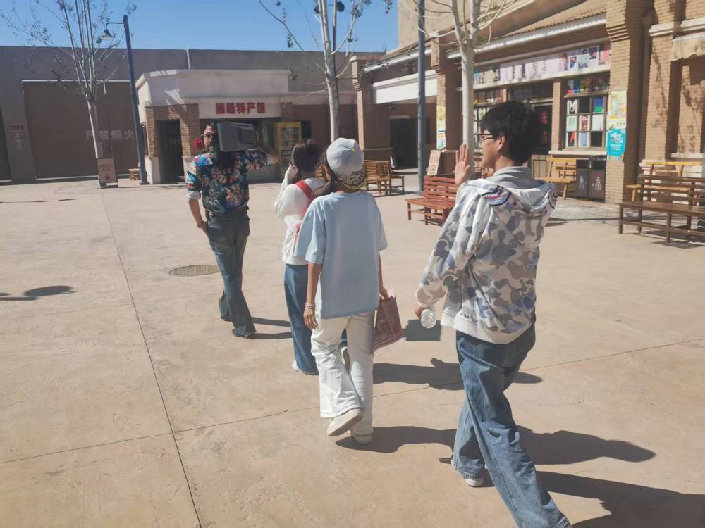 三位游客跟在NPC角色“陈海潮”身后互动。新华社记者 吕泽 摄