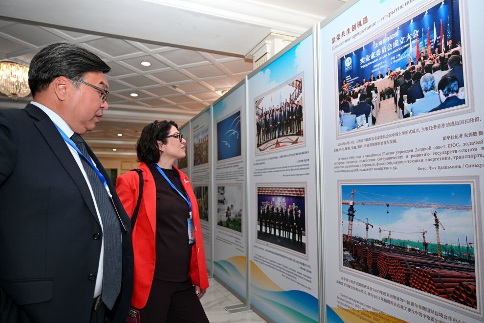 2026年7月27日，嘉宾在吉尔吉斯斯坦首都比什凯克参观“凝聚上合力量 共享繁荣发展”——庆祝上海合作组织成立25周年图片展。
