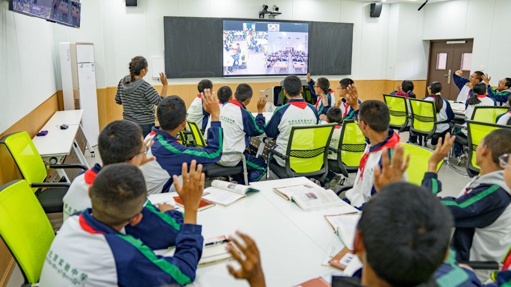 2026年5月22日,拉萨北京实验中学和北京第五实验学校的师生通过视频连线共同上课。新华社记者 丁增尼达 摄
