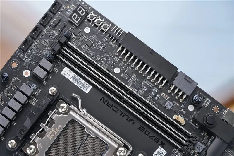 AMD X3D最强优化!七彩虹iGame X870E Vulcan OC V14火神主板评测:专属优化 温度更低性能更强