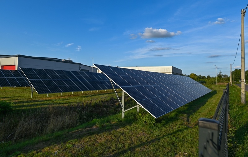 2022年7月27日，波兰热舒夫，太阳能电池板 IC photo