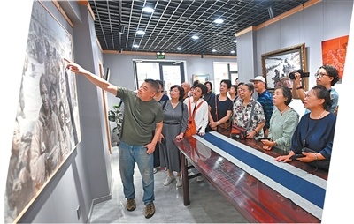 观众在寄闲艺术馆参观。杨靖岫摄