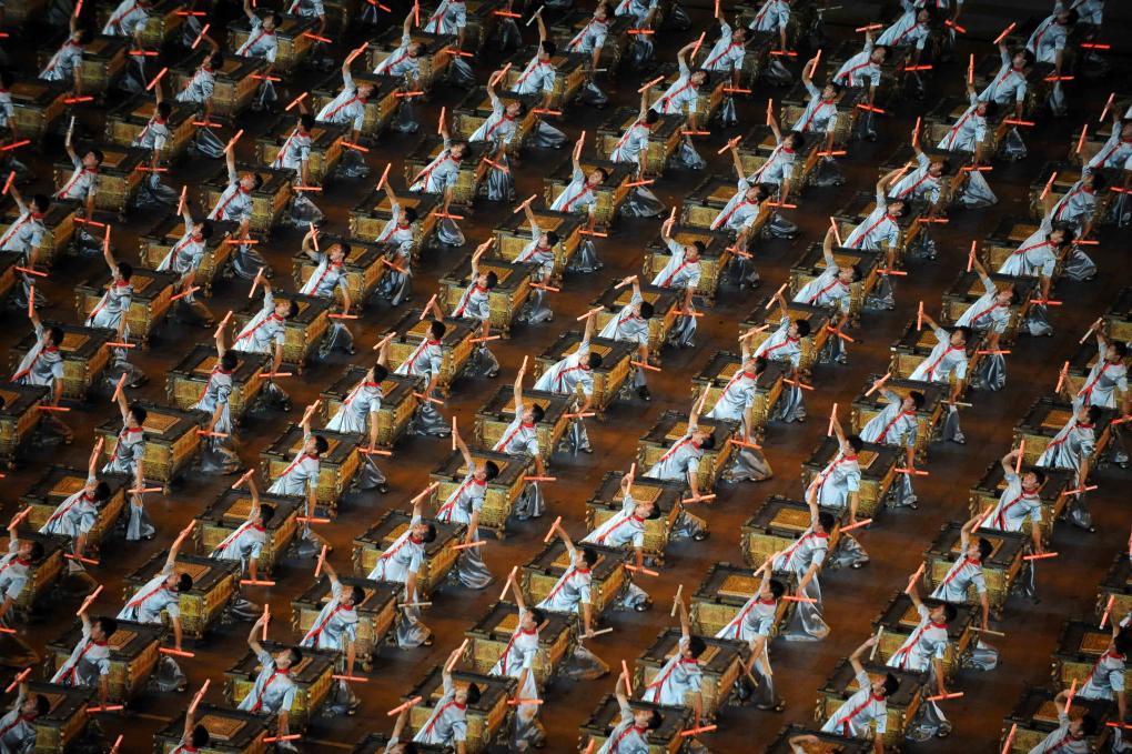 2008年北京奥运会开幕式上,2008名演员在开幕式欢迎仪式开始时击缶而歌,欢迎来自全世界的朋友。新华社记者 杨磊 摄