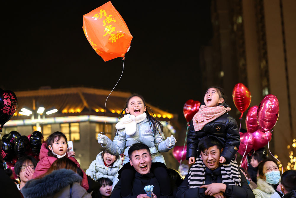 2025年12月31日晚，人们在甘肃省兰州市七里河区老街参加跨年活动。新华社发（侯崇慧 摄）
