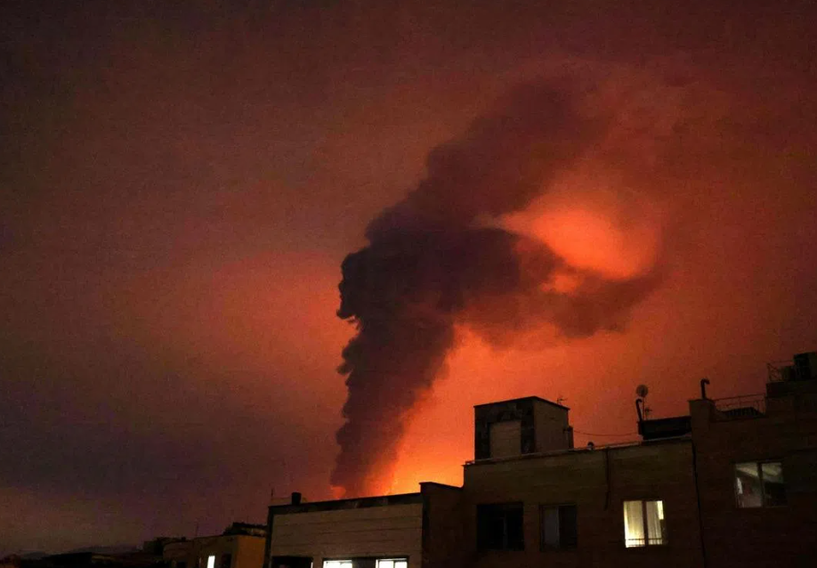 伊朗德黑兰一处储油设施遭空袭后发生爆炸,随后冒出滚滚浓烟。图源:外媒