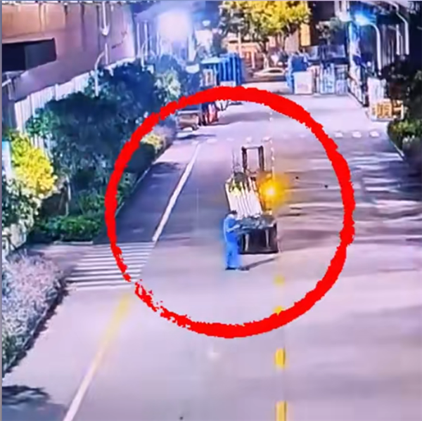 男子边走边低头看手机 误入叉车盲区惨遭碾压 网友：这就是拿命在玩
