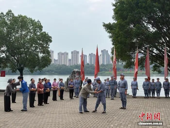 9月15日,在江西省赣州市于都县东门渡口,情景剧《告别》正在上演。中新社记者 李韵涵 摄.jpg