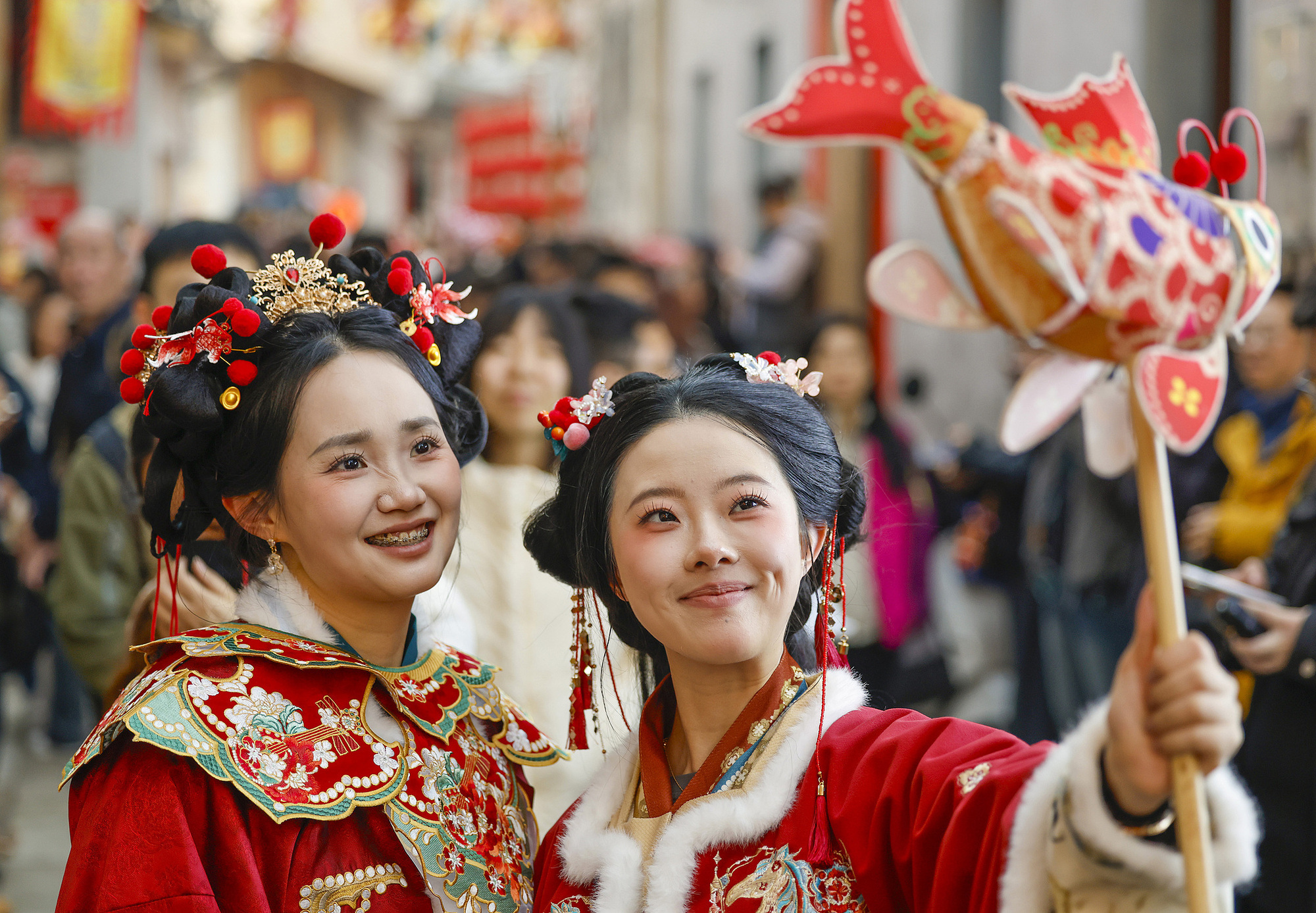 安徽歙县:鱼灯队伍在古村街巷中穿梭游动