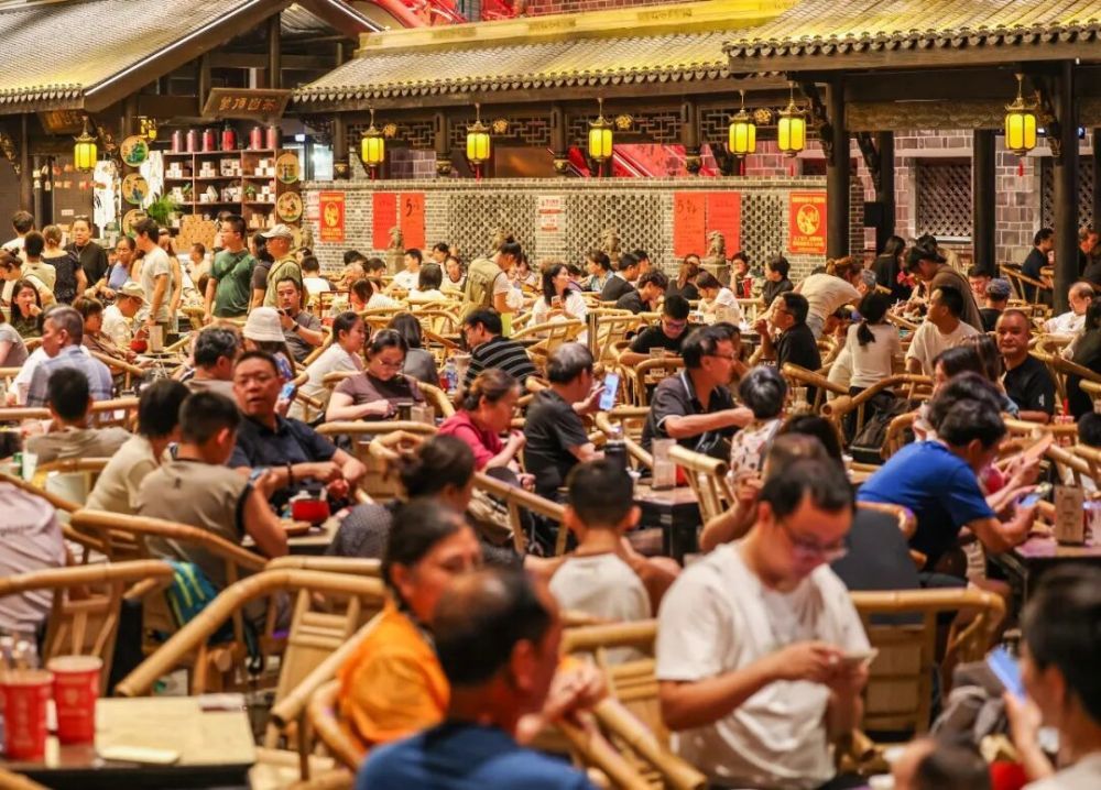 8月10日，游客在重庆市渝中区朝天门&middot;城里一家茶馆内品茶、聊天。新华社记者黄伟摄