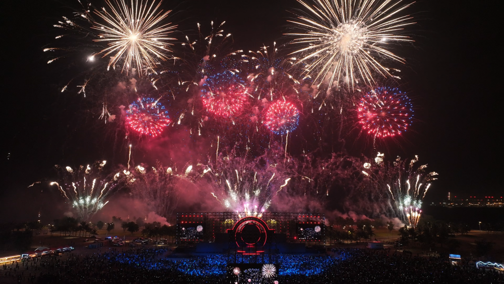 跨年夜，数万游客在海花岛旅游度假区看烟花表演。（受访者供图）