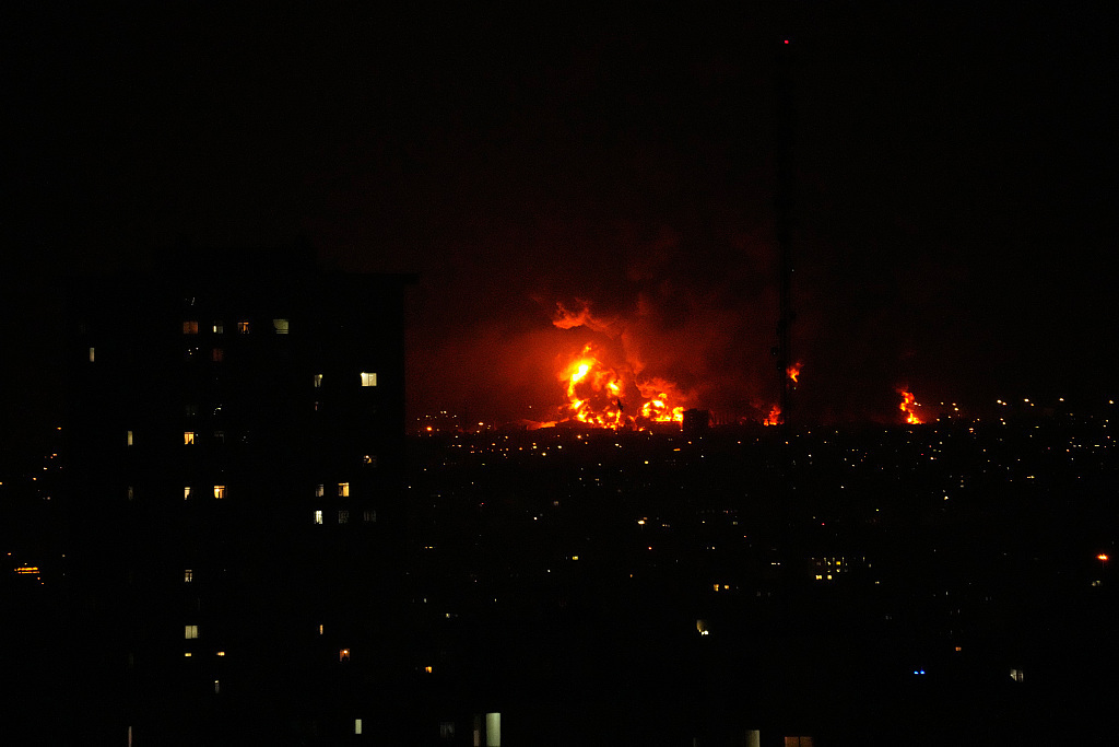 △当地时间3月7日,伊朗德黑兰一座油库遭袭后燃起大火