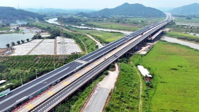 广肇高速改扩建项目新兴江特大桥施工航拍 (张荣博 摄)