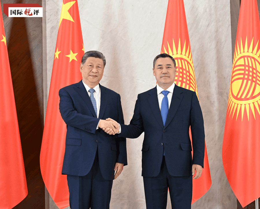 当地时间8月31日上午,吉尔吉斯斯坦总统扎帕罗夫同中国国家主席习近平在比什凯克和谐宫举行会谈。