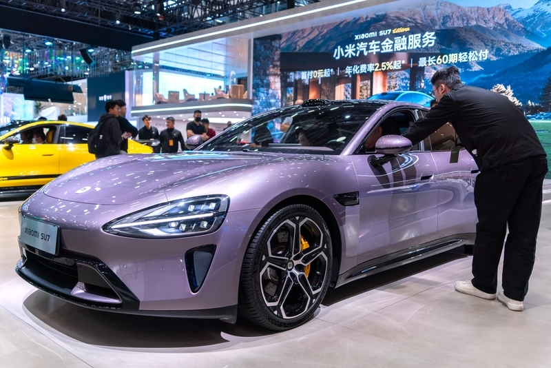 2025年11月22日,广东广州。2025第二十三届广州国际车展,小米汽车携多款不同配色的全系车型参展,吸引大量观众驻足。 IC Photo