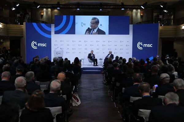 ▲当地时间2026年2月14日，中共中央政治局委员、外交部长王毅出席慕尼黑安全会议，在“中国专场”发表演讲并回答现场提问。（图源：中国外交部网站）