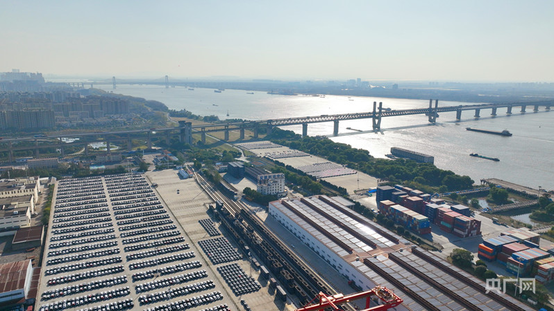 出海车辆在芜湖港国际集装箱码头整装待发（央广网记者 周然 摄）