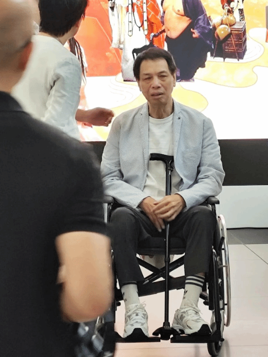 如花演员李健仁坐轮椅观影 早年中风半身不遂