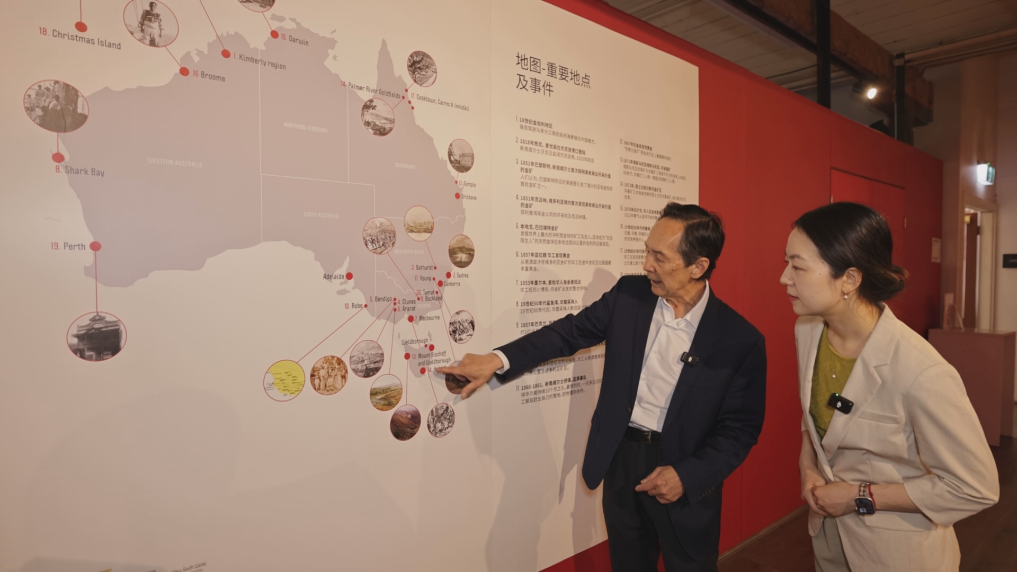 2月1日，墨尔本澳华历史博物馆首席执行官王兴乡向新华社记者介绍19世纪50年代墨尔本淘金热吸引大批华人。（视频截图）新华社报道员归清摄