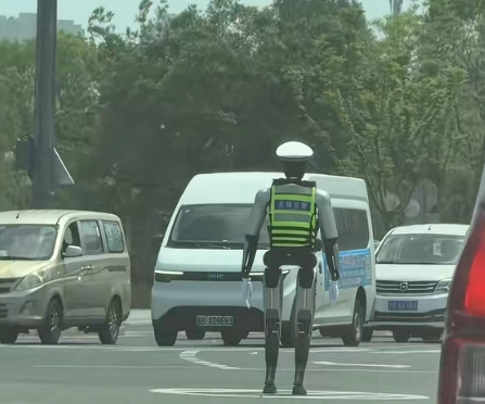 无锡街头惊现机器人交警 会指挥还会比耶合影
