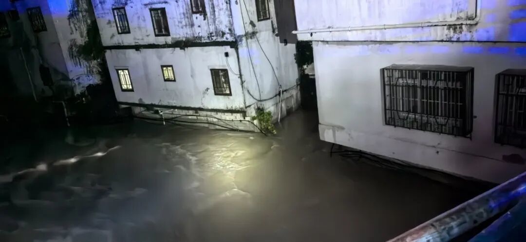 水位逼近警戒水位 (1).jpg